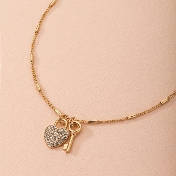 3/$30 💛 Rhinestone Lock and Key Necklace - Picture 4 of 5